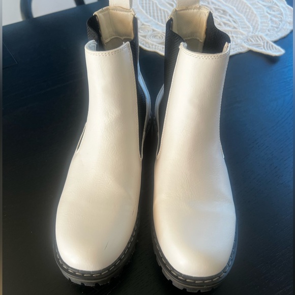“To be Honest” white boots to make your fall outfit look awesome. - Picture 1 of 6